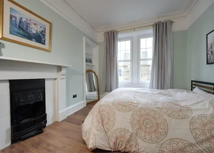 Stylish Top-floor Flat - Leith Edinburgh