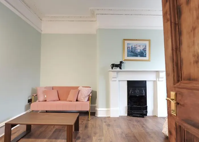 Stylish Top-floor Flat - Leith