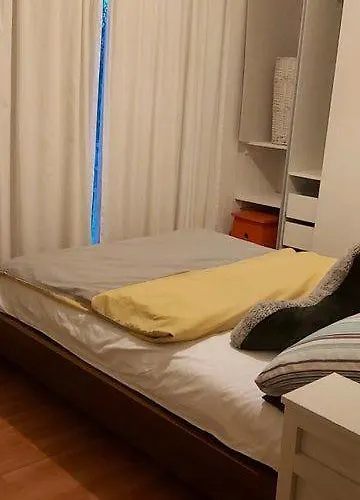 לינה וארוחת בוקר Cosy Cottage For Share , Private Double Room, Wifi, Parking, Garden