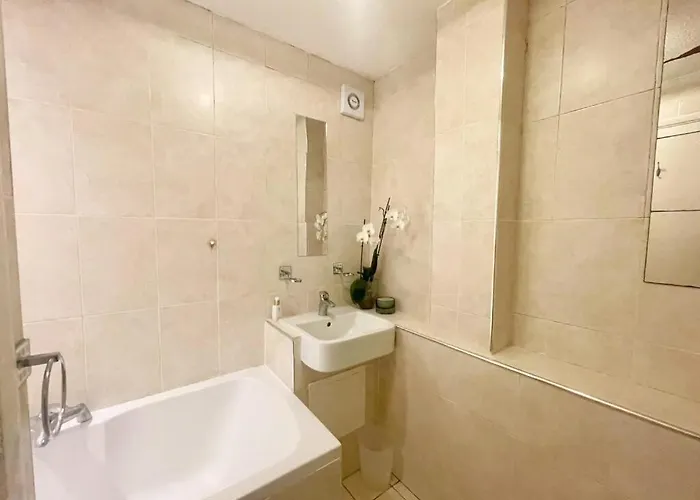 Apartament Charming 1 Bedroom Flat In With Free Parking