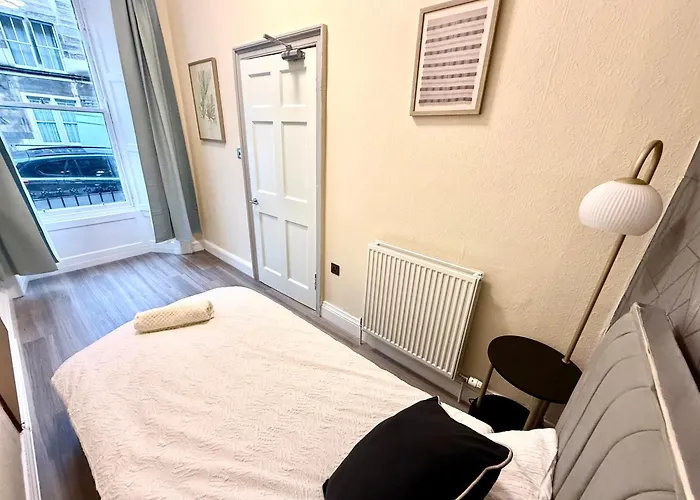 The Handy Hub Luxury Victorian - Fast Wifi &