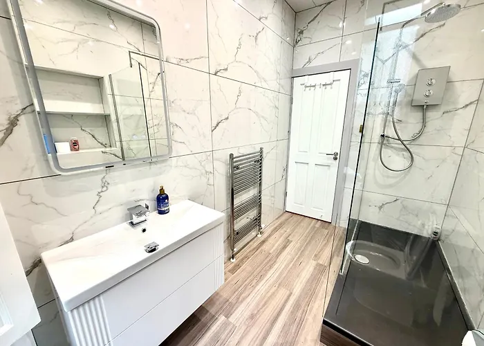 The Handy Hub Luxury Victorian - Fast Wifi &