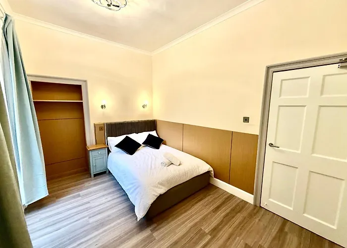 The Handy Hub Luxury Victorian - Fast Wifi &