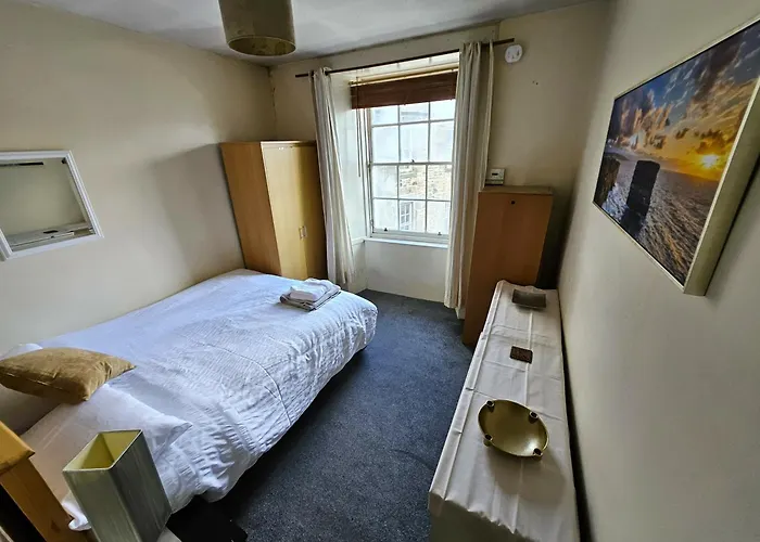 Charming 2bd Flat 10 Minutes To Castle דירה