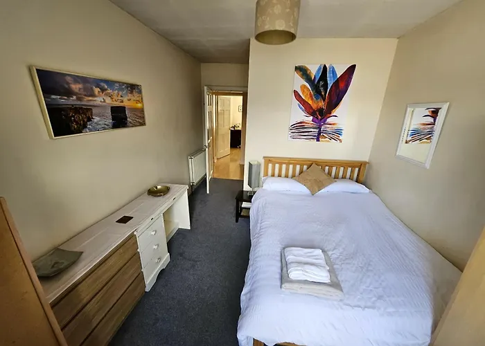 Charming 2bd Flat 10 Minutes To Castle דירה