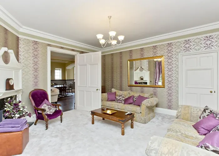 Luxury-3-bedroom Ramsay Garden Next To Castle Apartment Edinburgh