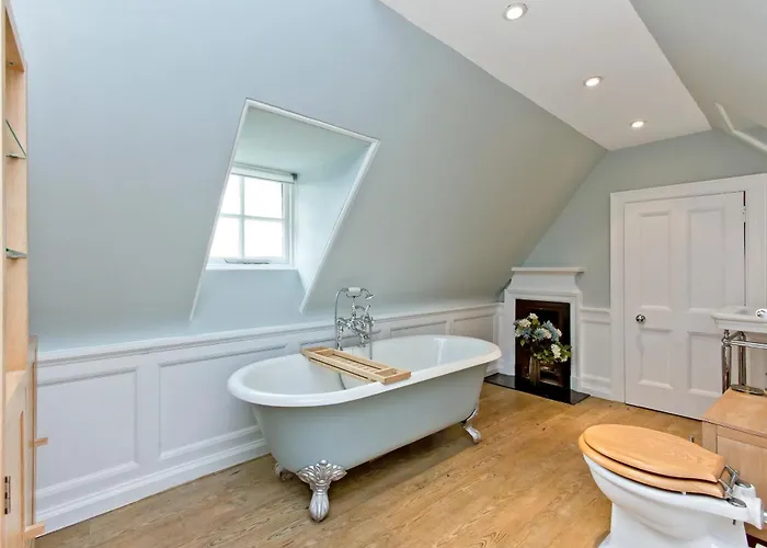Luxury-3-bedroom Ramsay Garden Next To Castle Apartment Edinburgh