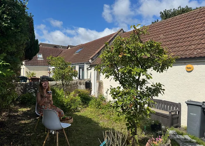 לינה וארוחת בוקר Cosy Cottage For Share , Private Double Room, Wifi, Parking, Garden *