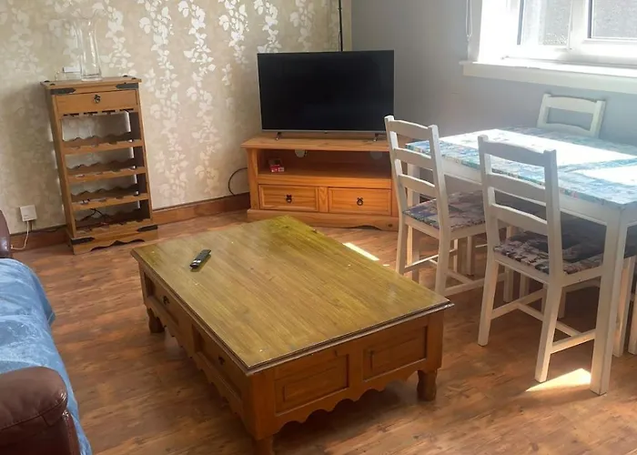 Free Parking - Sleeps 6 - - Good Location *