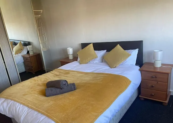 Free Parking - Sleeps 6 - - Good Location