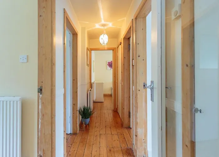 Free Parking - Centre - 3 Bedrooms - 5 Guests Apartment