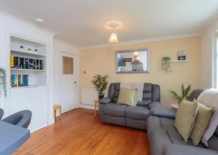 Free Parking - Centre - 3 Bedrooms - 5 Guests Apartment *