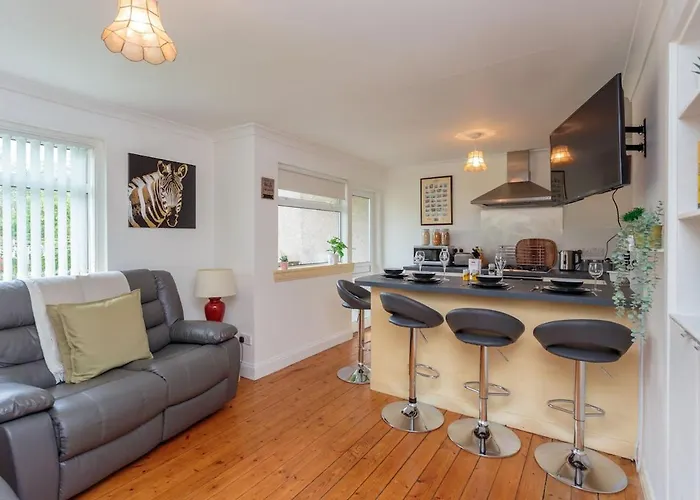 Free Parking - Centre - 3 Bedrooms - 5 Guests Apartment