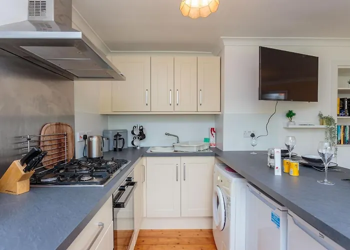 Free Parking - Centre - 3 Bedrooms - 5 Guests Apartment *