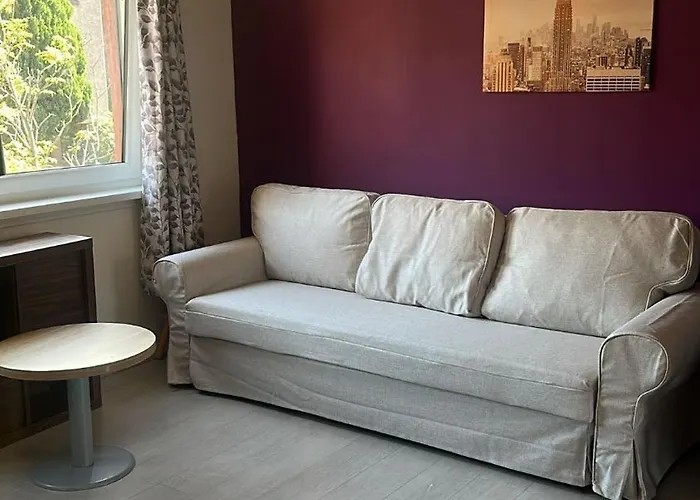 Chic 2 Bed With Free Parking- Recently Redecorated, 10 Minutes To Centre Apartment
