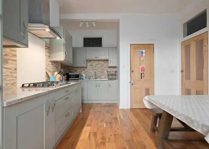 Homely 2 Bedroom - Pass The Keys *