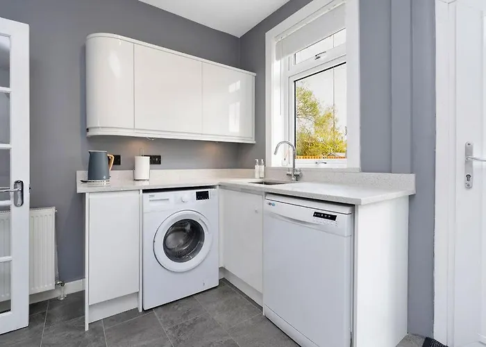 Crewe - Stylish 2 Bedroom Apt, Garden, Free Parking, Edin Apartment *