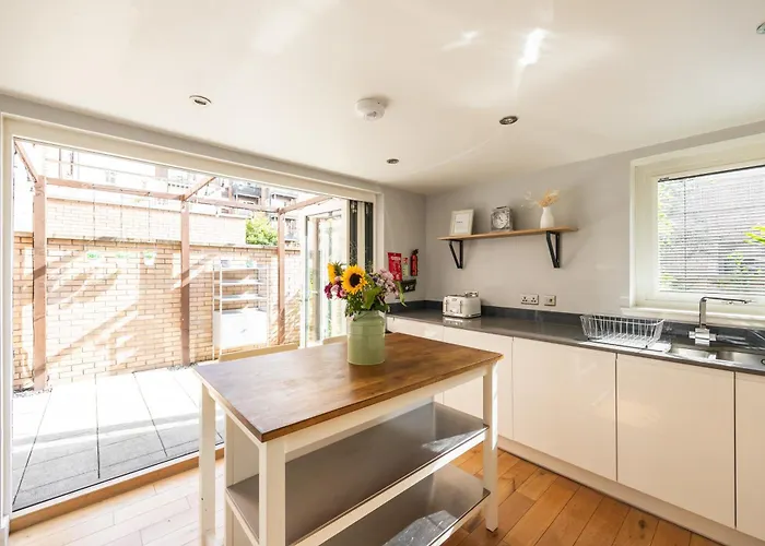 Gorgeous 3 Bed House Free Parking & Garden Nyaraló