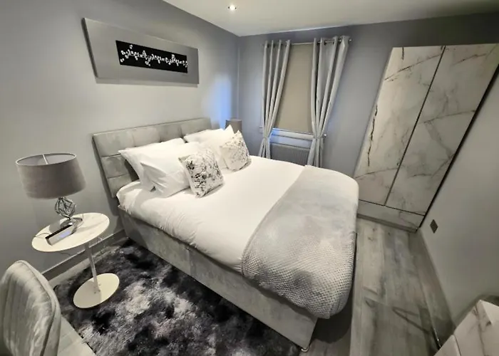 Dynastays- Stylish Seaside Home- Dog Friendly, Garden & Parking (adults Only) Holiday home