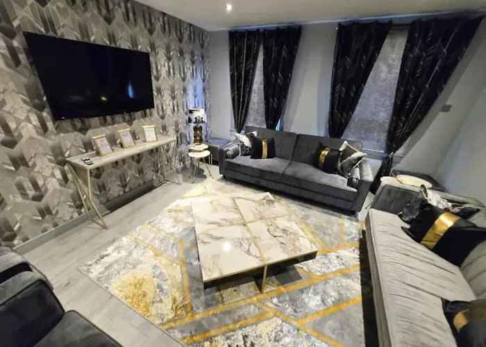 Dynastays- Stylish Seaside Home- Dog Friendly, Garden & Parking (adults Only) Holiday home