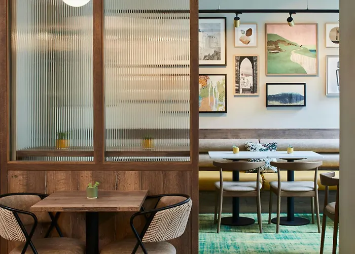 By Marriott Отель Эдинбург