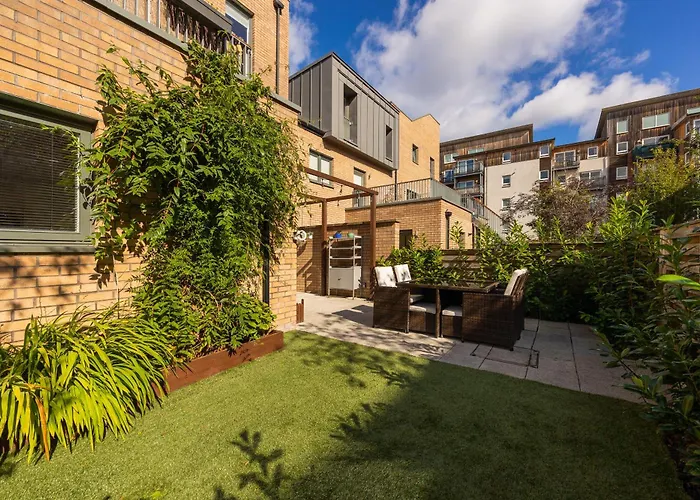 Gorgeous 3 Bed House Free Parking & Garden * Edinburgh