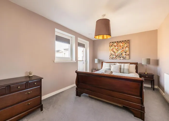 Gorgeous 3 Bed House Free Parking & Garden