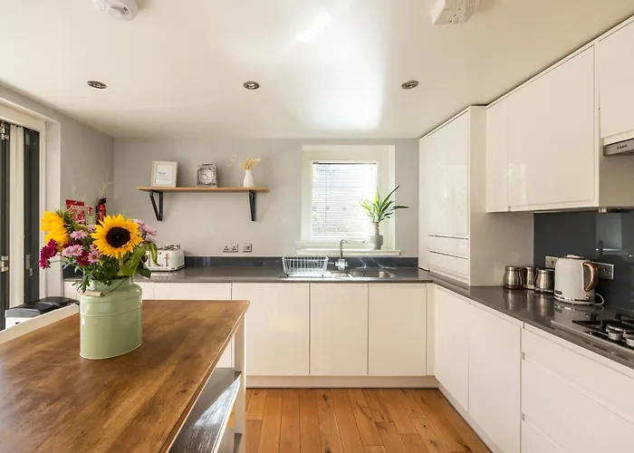 Gorgeous 3 Bed House Free Parking & Garden *