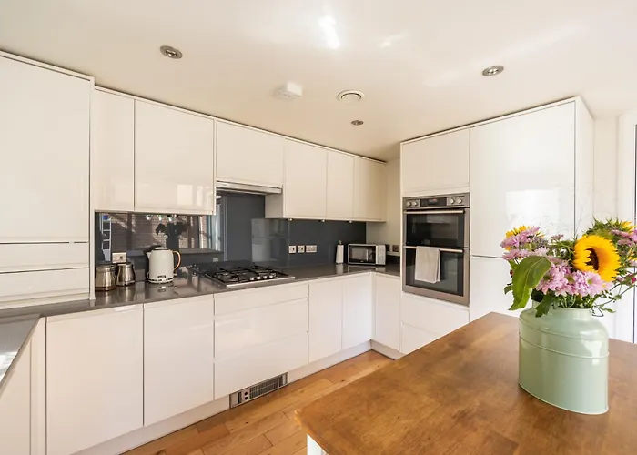 Gorgeous 3 Bed House Free Parking & Garden *