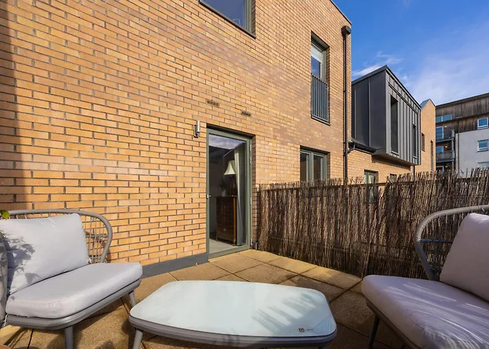 Gorgeous 3 Bed House Free Parking & Garden