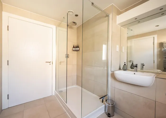 Gorgeous 3 Bed House Free Parking & Garden Nyaraló *