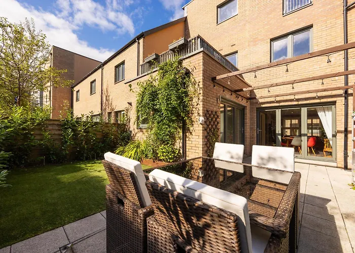 Gorgeous 3 Bed House Free Parking & Garden