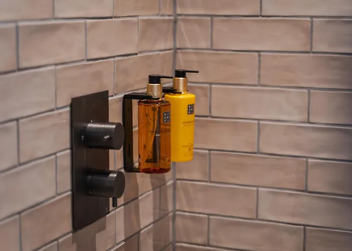 Code - The Court, Ostello *