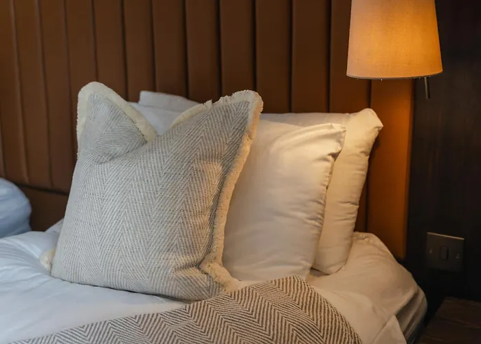 Code - The Court, Ostello