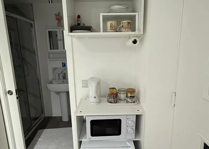 En-suite With Independent Entrance. 3*