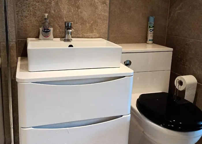 2 Bedroom - Stunning Views Balcony Parking Apartment Edinburgh