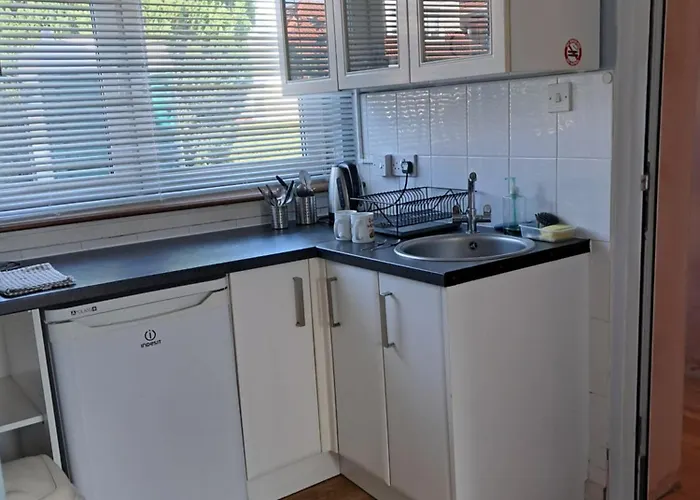 Double Ensuite Room, 1-minute Walk To Bus Stop Privatunterkunft *