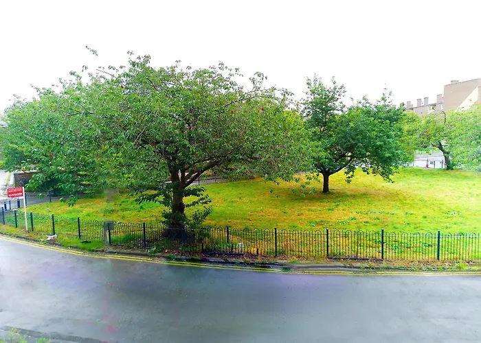 דירה Bright & Spacious Flat By Murrayfield Stadium אדינבורו