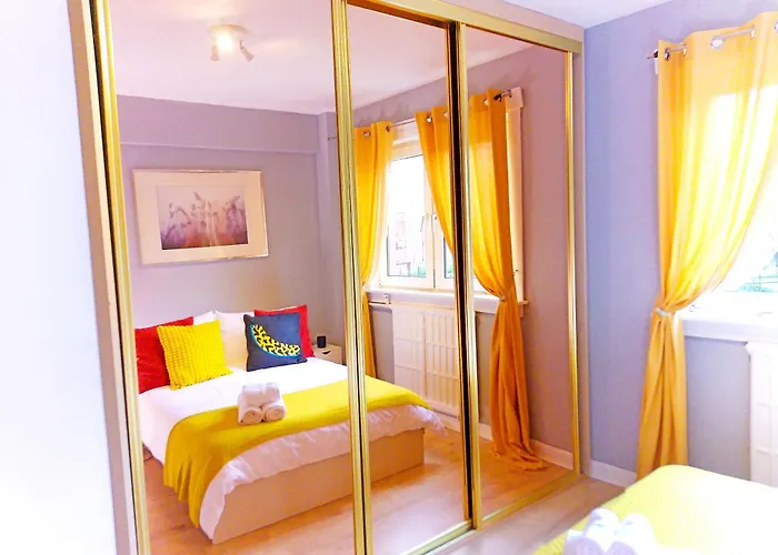 Bright & Spacious Flat By Murrayfield Stadium אדינבורו