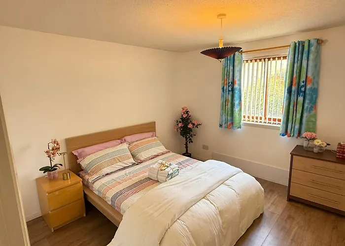 Flat Near To Centre Attractions - Free Parking شقة *