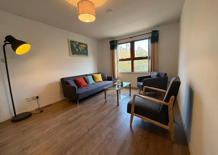 Flat Near To Centre Attractions - Free Parking *