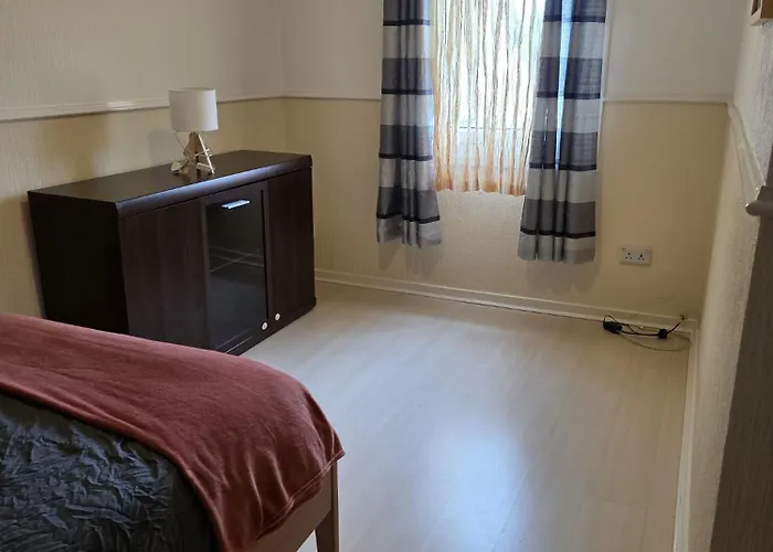 3br House With Parking 10 Mins To Airport Sleeps 6