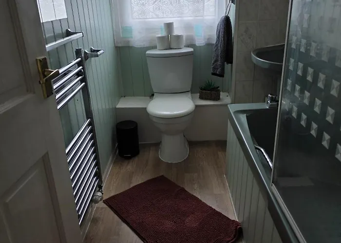 3br House With Parking 10 Mins To Airport Sleeps 6