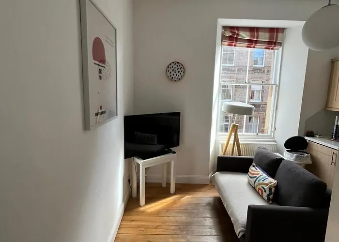 Bright 2 Bedroom Near The Meadows * Edinburgh