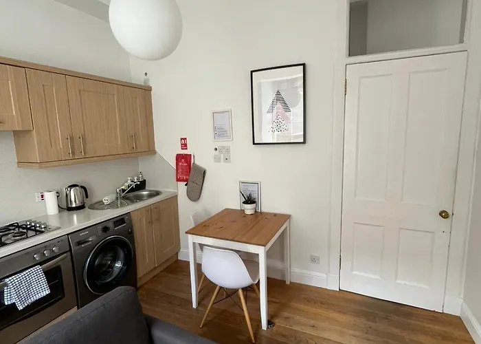 Bright 2 Bedroom Near The Meadows
