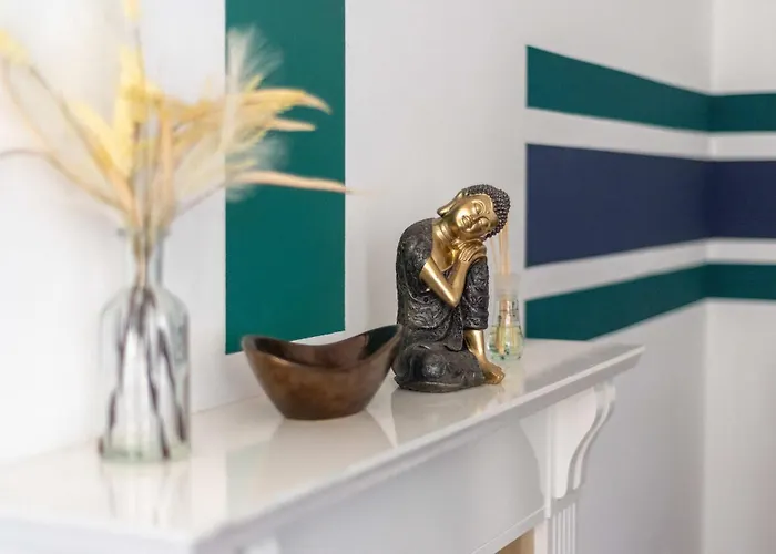 2bed Flat In Leith-free Parking- By Homes *