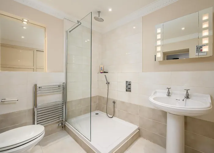 Elegant Flat With Garden In West End