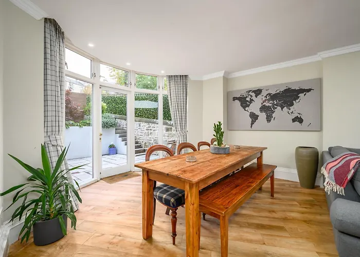 Elegant Flat With Garden In West End Apartmán