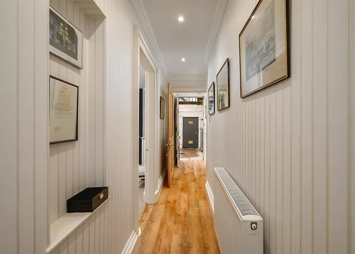 Elegant Flat With Garden In West End