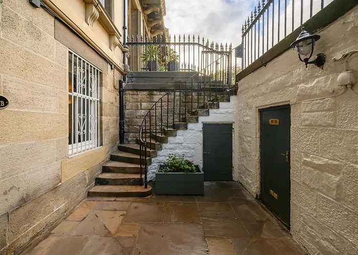 Elegant Flat With Garden In West End Edinburgh